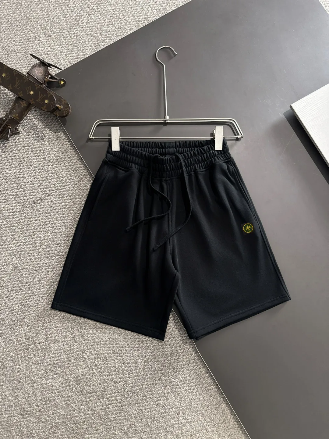 🅿️330 shipped next day, high quality Stone lsland/stone island 2025 spring and summer new style casual solid color loose shorts with elastic band, two needle stitches at the hem of the trousers, fine and firm stitching, custom-made fabrics at the counter, high breathability and comfort, impeccable details, brand element design concept, reflecting high quality. It feels delicate and soft! It presents a casual cut and the upper body shape is great! Size: S-XXL